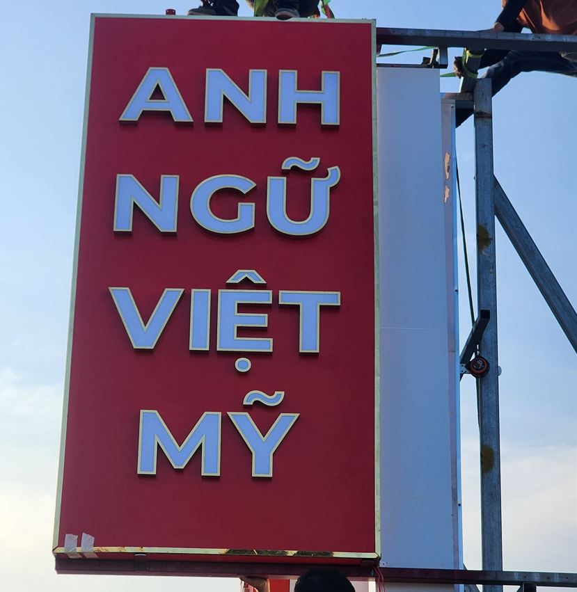 hộp đèn vẫy alu, chữ  inox viền mica sáng đèn sang trọng