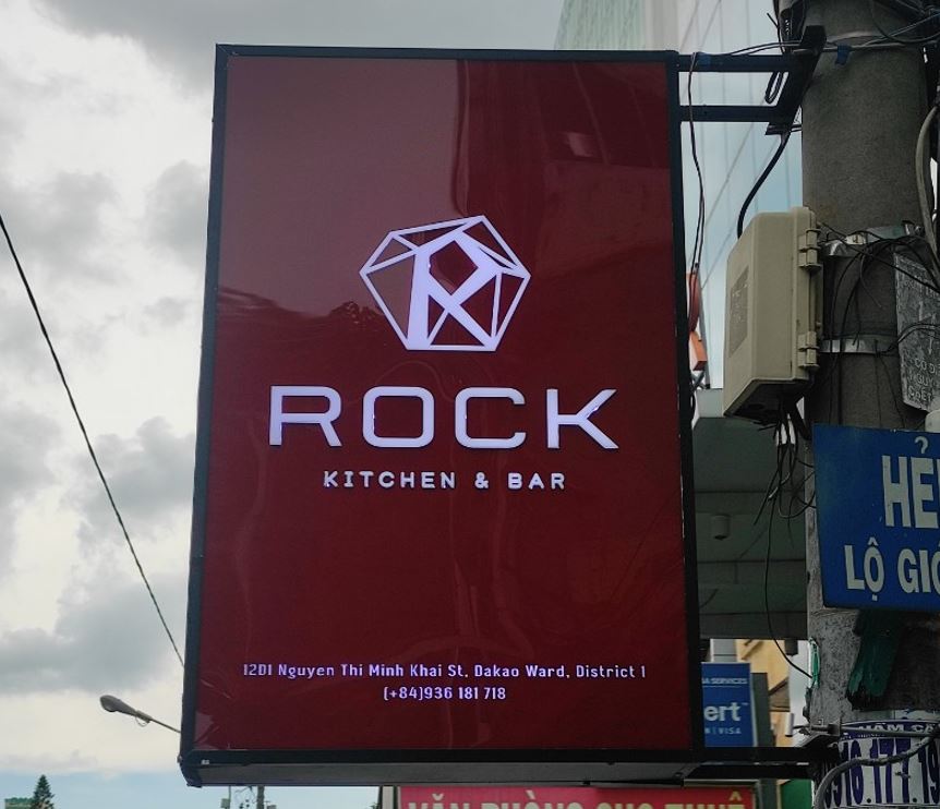 Hộp đèn vẫy mica 2 mặt, nội dung chữ mica có đèn sáng mặt.