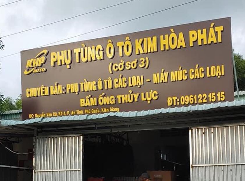 làm biển hiệu alu chữ mica  không đèn giá rẻ