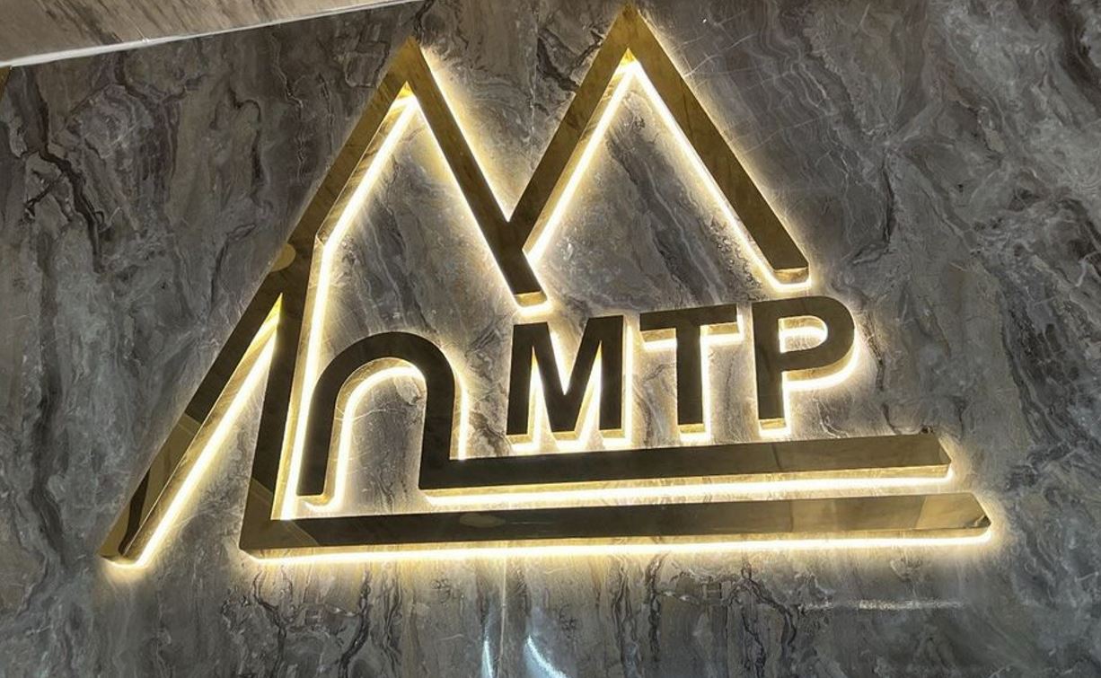 logo chữ inox vàng gương đèn sáng hông sang trọng, làm logo bằng chất liệu inox ... - Quảng Cáo Ad Shop