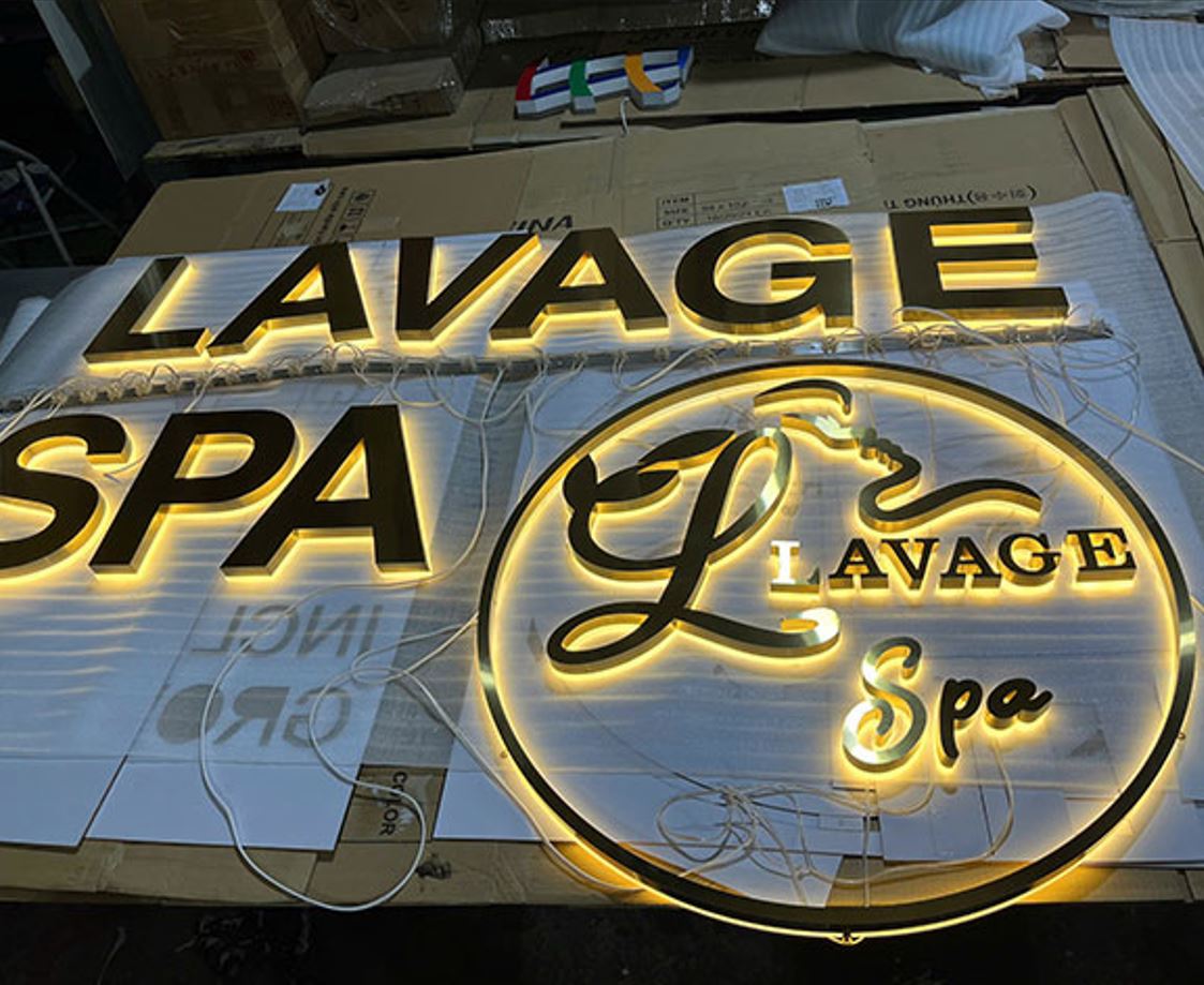 logo inox đèn sáng chân sang trọng