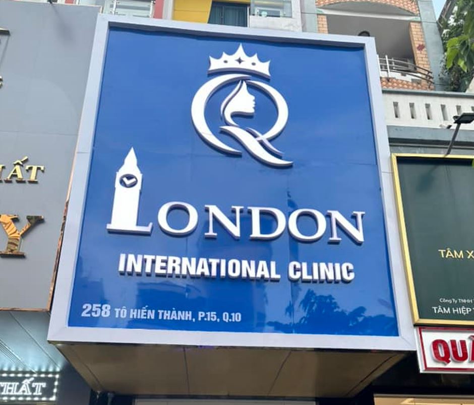 mặt dựng alu bóng, chữ mica trắng nổi khối không đèn.