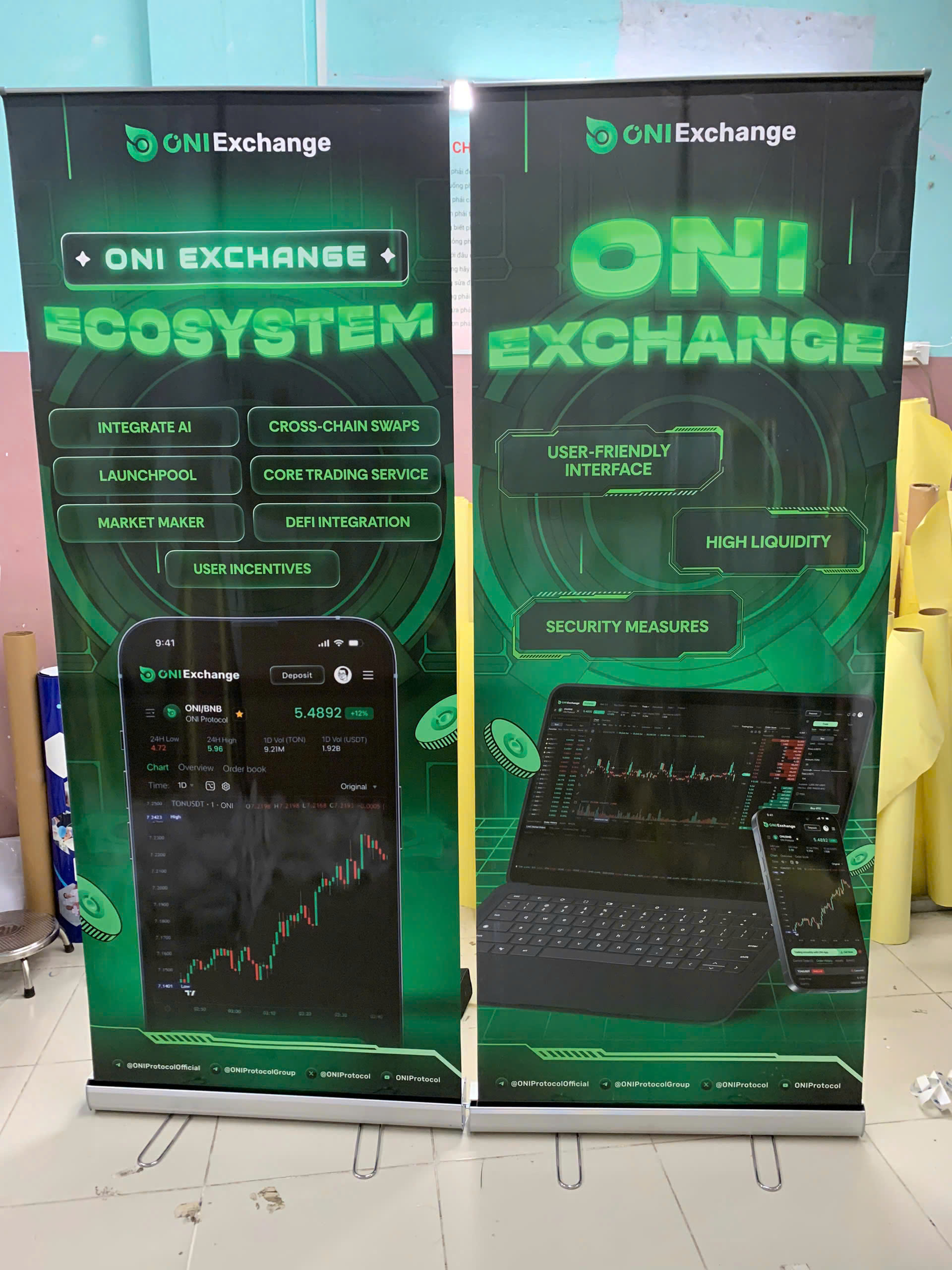 Standee Cuốn Inox – Giải Pháp Bảng Quảng Cáo Cao Cấp Cho Doanh Nghiệp Hiện Đại, ... - Quảng Cáo Ad Shop