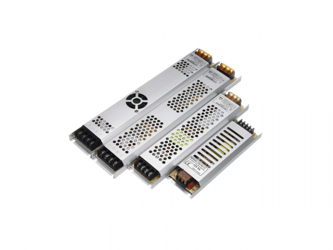 nguon-det-trong-nha-12v-giai-phap-cap-dien-tien-loi-cho-den-led-quang-cao-250718124433